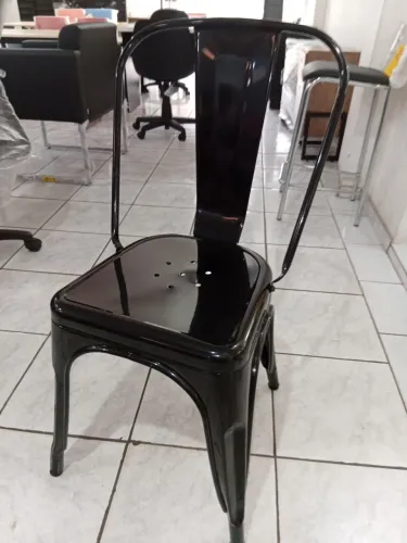 Cadeira de ferro na cor preta 