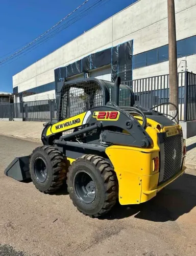 Minicarregadeira New Holland L218 ano 2015 com 3.000 horas e pneus novos, em SP