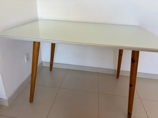 Vendo mesa de jantar, tampo em vidro laminado branco