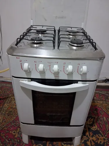 Fogão Esmaltec, usado mas funcionando normalmente as bocas e o forno. Entrego.