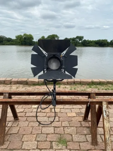 REFLETOR HOLOFOTE PROFISSIONAL FRESNEL 1000W COM BANDOOR 