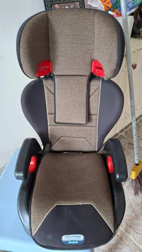 Vendo cadeirinha infantil para carro, confortável e segura, pouco usada e conservada!
