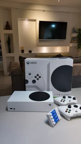 Xbox Series S com 2 controles e 3 meses de uso apenas