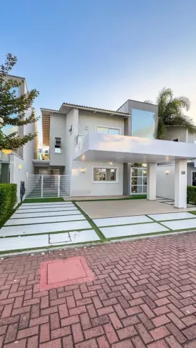 LINDA CASA EM CONDOMÍNIO FECHADO COM 4 SUITES MOBILIDADA NO EUSÉBIO FINO ACABAMENTO