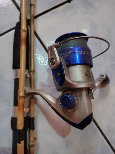 Vara de pesca com duas varinhas.