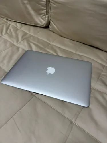MacBook Air 13" Apple | 8GB RAM | SSD 512GB | Apenas 58 Ciclos de Bateria - Carr. Original