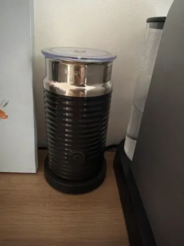 Cafeteira Nespresso + Suporte para Cápsulas + 130 cápsulas.