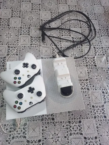 Xbox One S + 2 controles