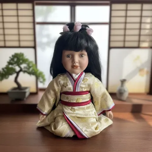 BONECA JAPONESA PORCELANA