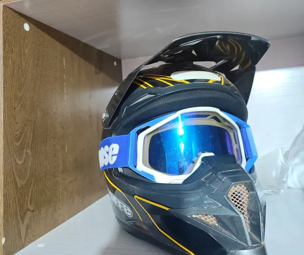 Capacete de trilha + óculos e luva fox