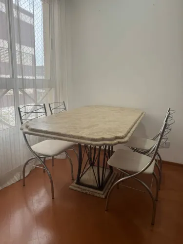 Mesa em mármore travertino com 4 cadeiras
