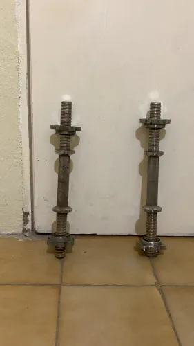 Um par de halteres de barra