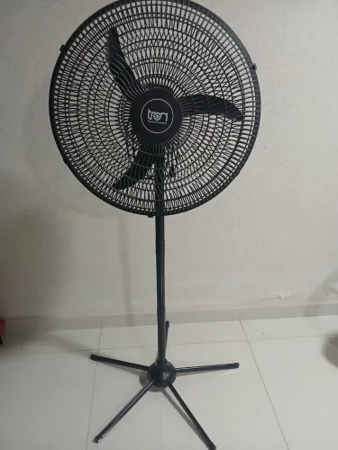 Vende se ventilador de pé grande