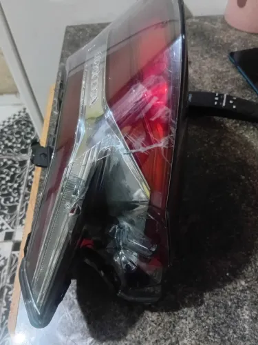 Vendo lanterna traseira com avarias 