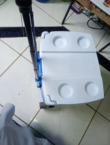 Caixa térmica azul com alça retrátil 42L