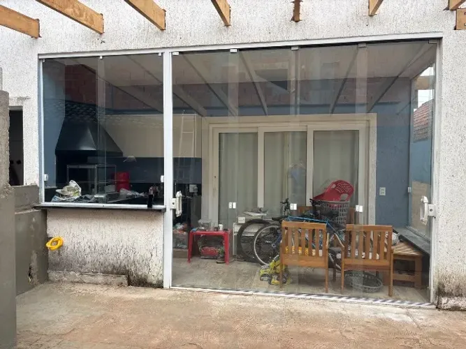 Fechamento em vidro, Janelas e Porta balcão de alumínio ótimo estado. Retirar no local.