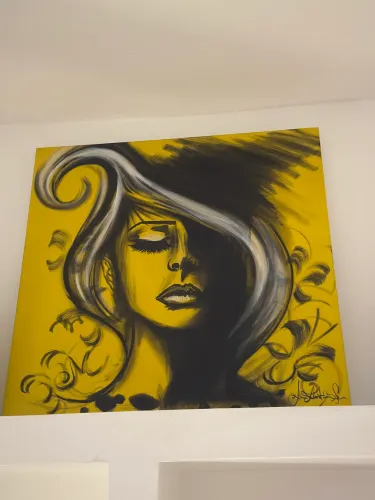 Quadro Mulher em fundo amarelo