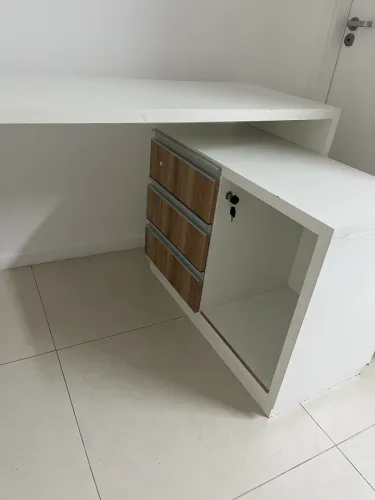 Escrivaninha com gaveteiro