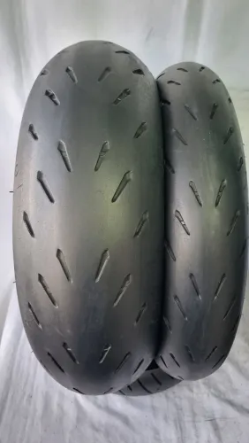 Par de pneu michelin power gp 190/55 17 e 120/70 17 usado