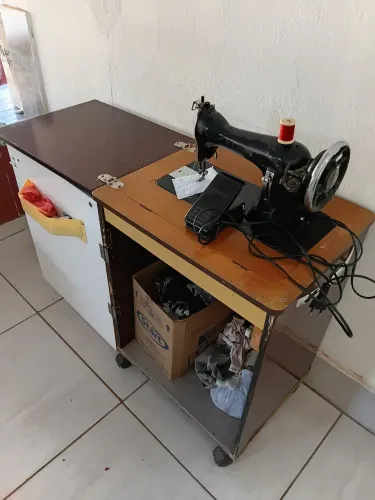 maquina de costura Elgin V110 boa funcionando