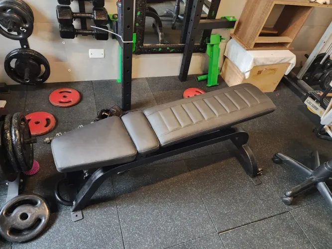 Banco articulado para musculação.