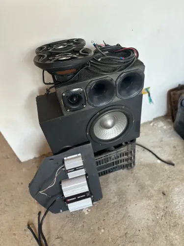 Subwoofer UXP, Modulo Taramps, Corneteira Selenium.