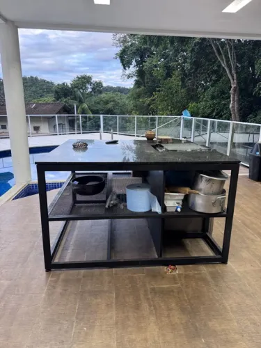 Ilha para área gourmet/cozinha em serralheria e granito 