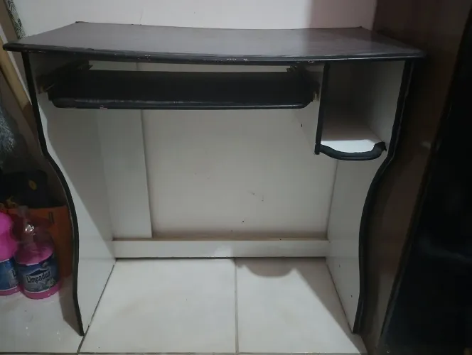 Mesa de Computador e Estudos Compacta - R$ 50