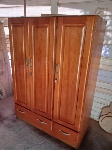 Guarda roupa d madeira cedro