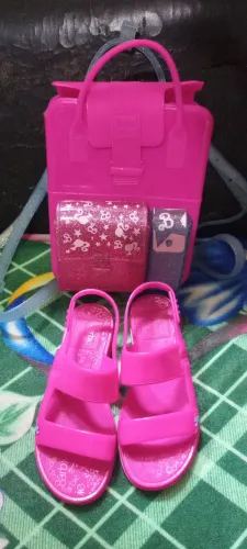 Sandália e mochilinha da Barbie