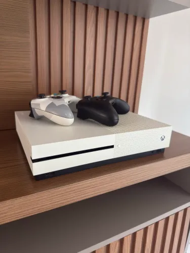 Xbox One S 1TB + 2 Controles Originais + GTA V
