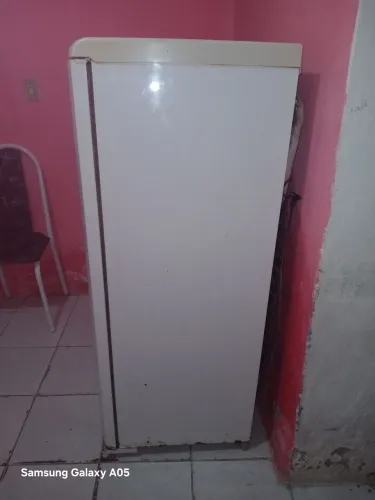 Vende se uma geladeira em boa qualidade