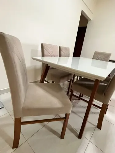 Mesa de jantar 6 lugares com tampo branco brilhante e cadeiras estofadas