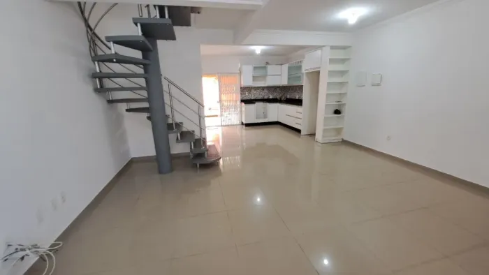 Ótimo sobrado com 3 dormitórios + sacada e pátio no Bairro dos Ingleses!