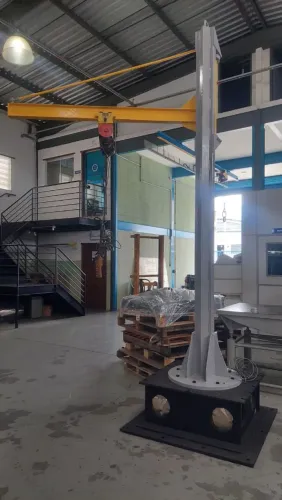 GRUA GIRATÓRIA C /Talha Eletrica