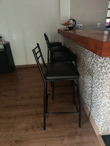 Conjunto com 4 Banquetas Altas Pretas