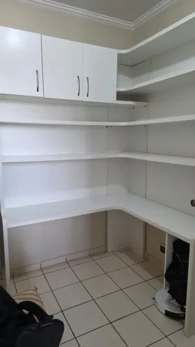 Escrivaninha para escritório com armario