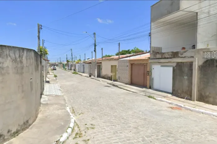 VENDE-SE OU TROCO CASA - JARDIM ROYAL (NEGOCIAR)
