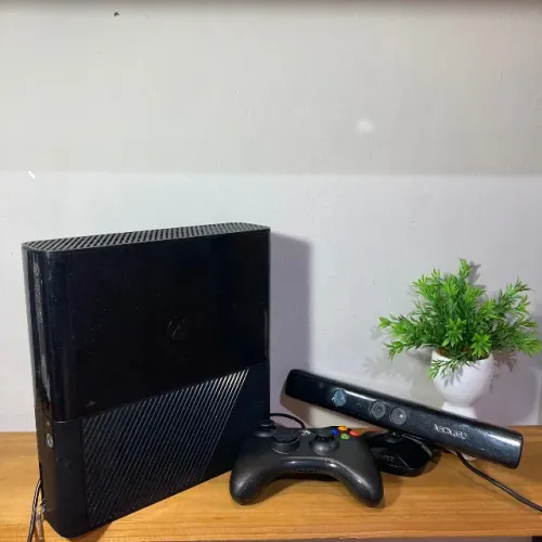 Xbox 360 com Kinect e controle novo