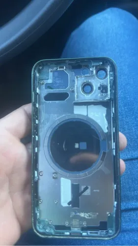 Carcaça iPhone 13 fundo quebrado