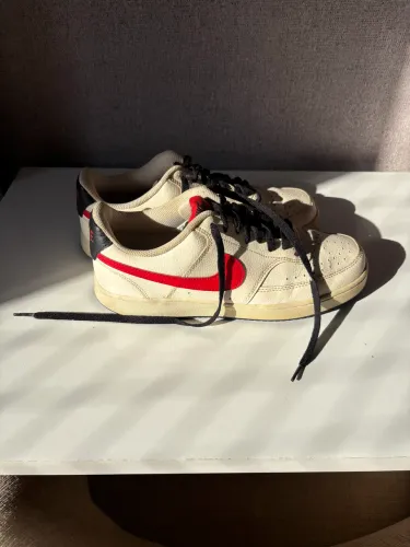 Tênis Nike Court Vision Creme e Vermelho
