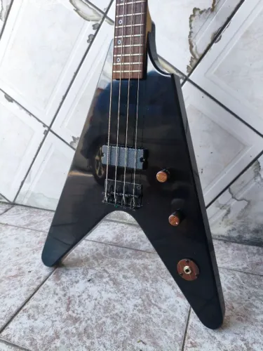 Baixo Fly V Evil S. Guitars
