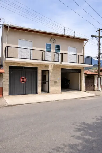 Casa Ampla + 2 Kitnets + Ponto Comercial - Ótima Oportunidade!