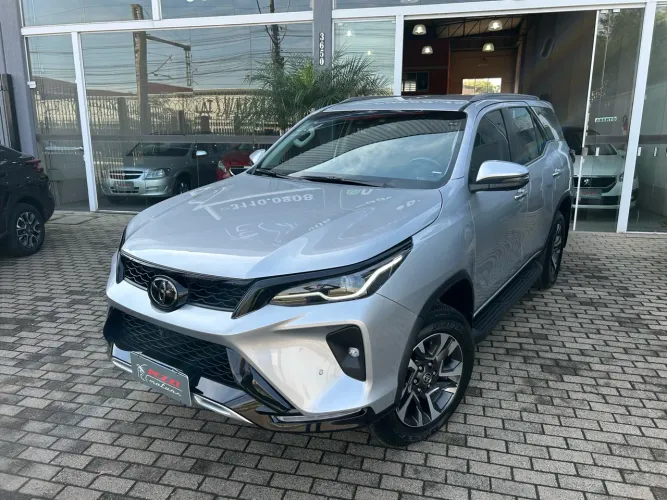 Toyota Hilux SW4 SRX Plat. 4X4 2.8 TB Die. Aut. 2025