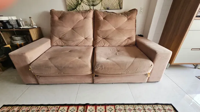 Sofá retrátil rosa claro