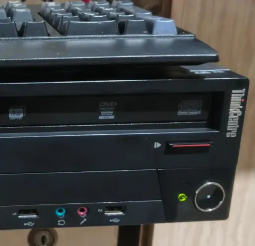 Lenovo MSeries ThinkCentre  MUITO BONITO  8gb ram , DISCO SSD Crucial 240gb ,