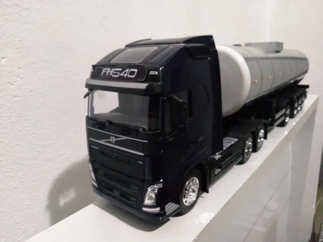 Miniatura Caminhão Volvo FH Tanque Químico Escala 1/32