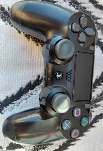Controle PS4 Original top!<br>Analógicos e botões perfeitos, sem defeito. Aproveite!
