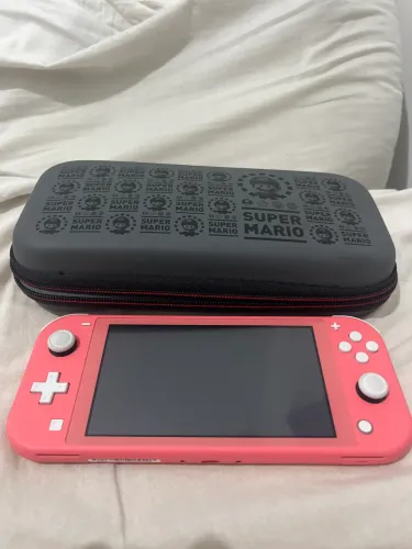 Nintendo switch lite + Case Super Mario