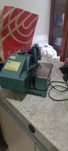 Máquina overloque de costura